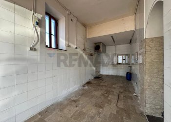 Stanza vuota - Locale Commerciale via campana
 
240, Pozzuoli - foto 17