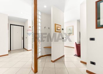 Hall / corridoio - Villa Via Bernina
 
16, Camparada - foto 9