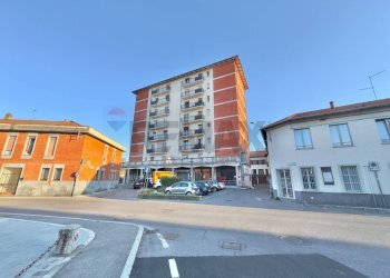 Edificio all\'aperto - Negozio Piazza Ss Giacomo e Filippo
 
10, Venegono Inferiore - foto 1