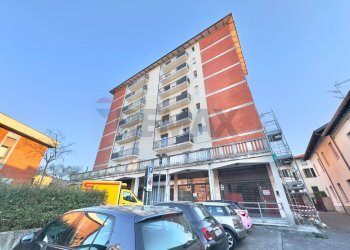 Edificio all\'aperto - Negozio Piazza Ss Giacomo e Filippo
 
10, Venegono Inferiore - foto 2