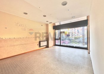 Stanza vuota - Negozio Piazza Ss Giacomo e Filippo
 
10, Venegono Inferiore - foto 8