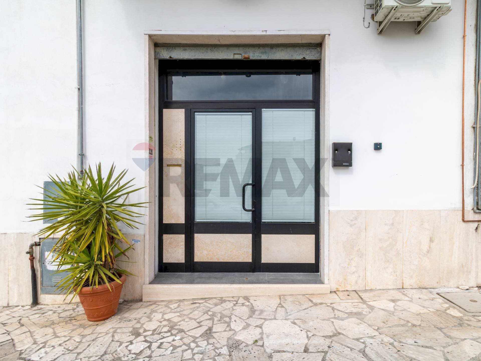 Ricezione / Lobby - Locale Commerciale Via Mario Visintini
 
34, Guidonia Montecelio - foto 1