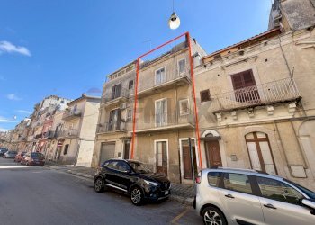 Edificio all\'aperto - Casa indipendente Via Generale Scrofani
 
48, Ragusa - foto 1