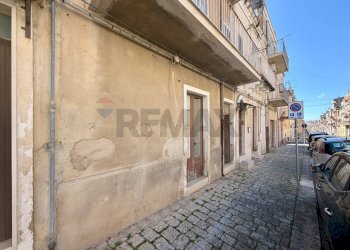 Edificio all\'aperto - Casa indipendente Via Generale Scrofani
 
48, Ragusa - foto 2