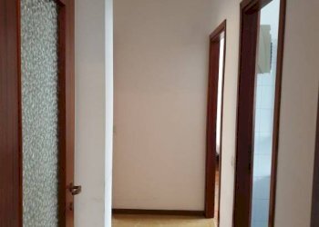 Corridoio - Four-room apartment strada Matteo Renato Imbriani, 69, Parma (neighborhood Oltretorrente) - photo 13