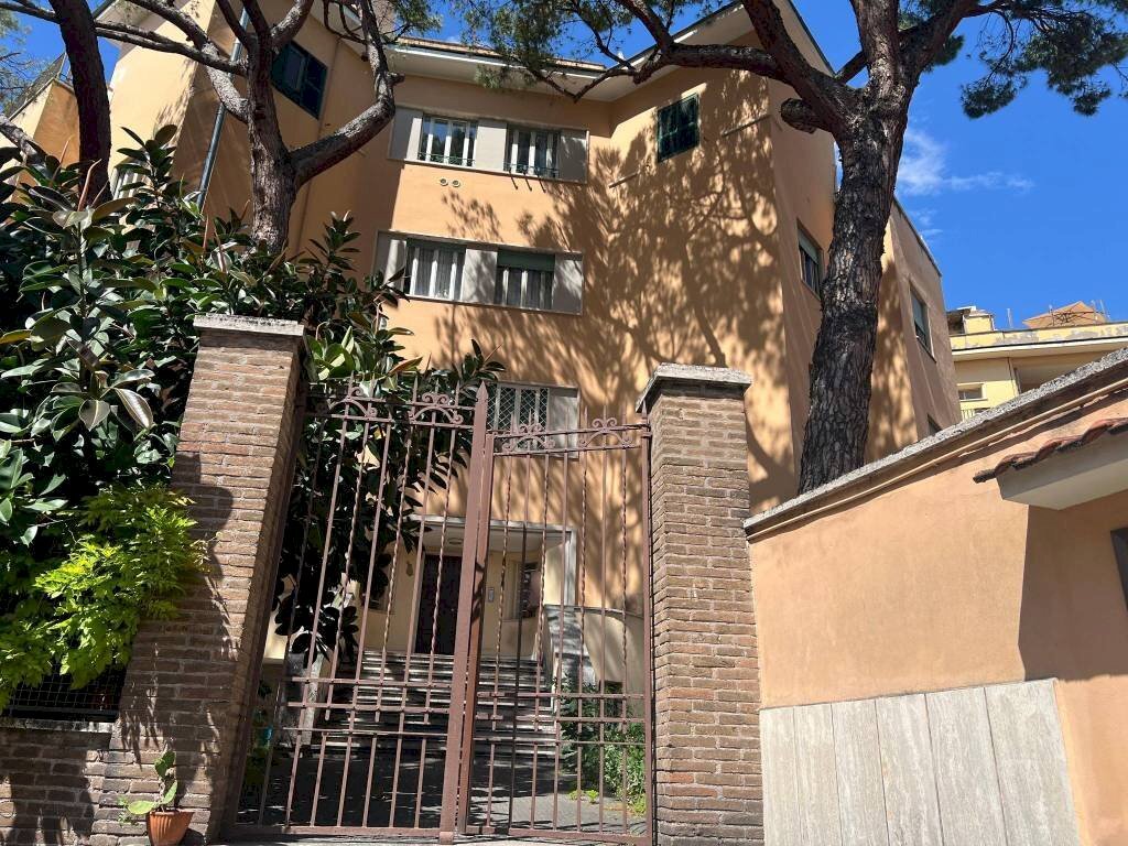Facciata - Trilocale via Girolamo Dandini, 16, Roma - foto 1