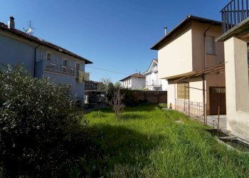 Giardino - Villa via 25 Aprile, 7, Alba - foto 7