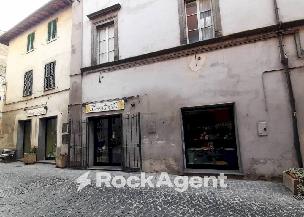 Facciata - Negozio via Roma, 23, Acquapendente - foto 1