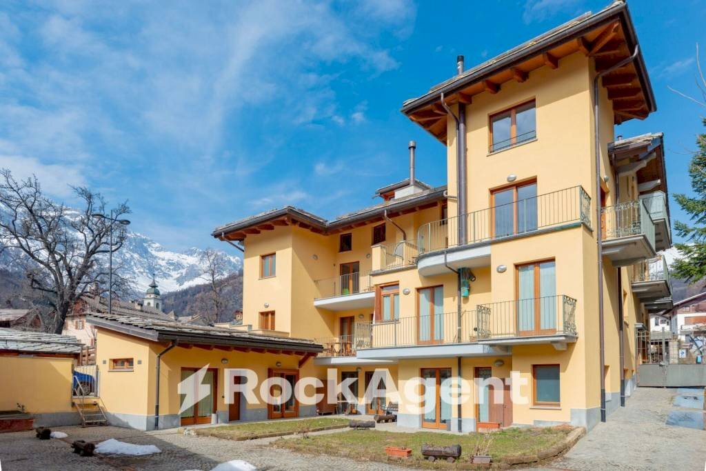 Facciata - Appartamento via G. F. Medail, 6, Bardonecchia - foto 2