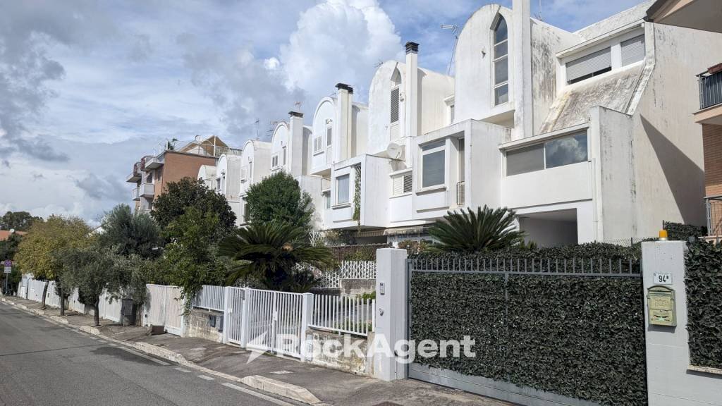 Facciata - Villa a Schiera via Arcangelo Corelli, 112, Latina - foto 2