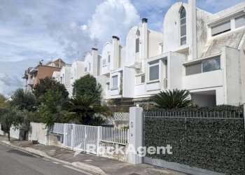 Facciata - Villa a Schiera via Arcangelo Corelli, 112, Latina - foto 1