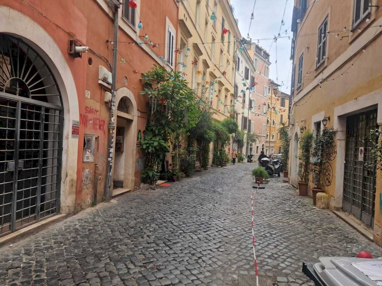 strada - Warehouse Vicolo del Bologna 14, Roma (neighborhood Trastevere) - photo 2