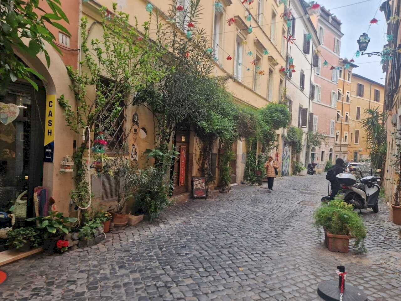 strada - Warehouse Vicolo del Bologna 14, Roma (neighborhood Trastevere) - photo 3