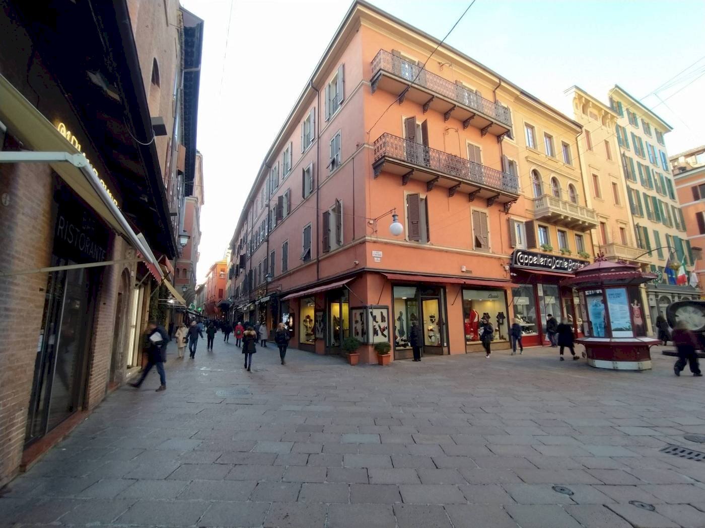 Shop Via Massimo d'Azeglio, 4, Bologna (neighborhood Centro Storico) - photo 2