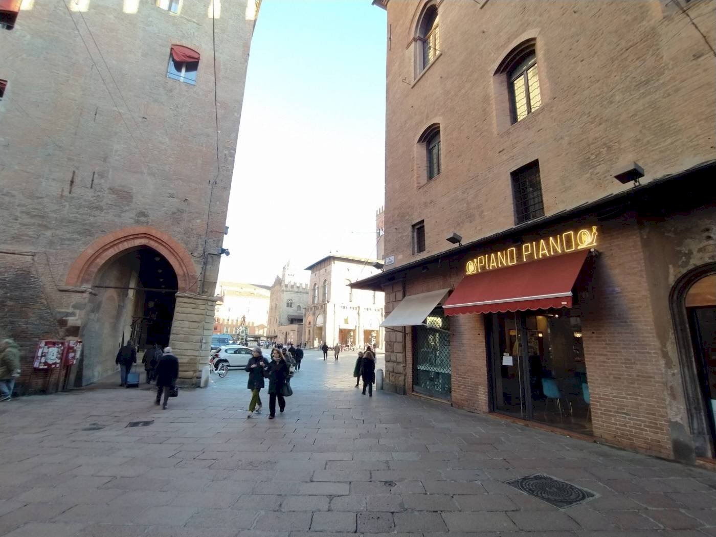 Shop Via Massimo d'Azeglio, 4, Bologna (neighborhood Centro Storico) - photo 3