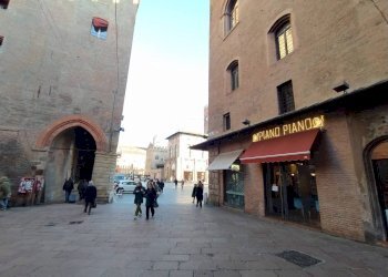 Shop Via Massimo d'Azeglio, 4, Bologna (neighborhood Centro Storico) - photo 3
