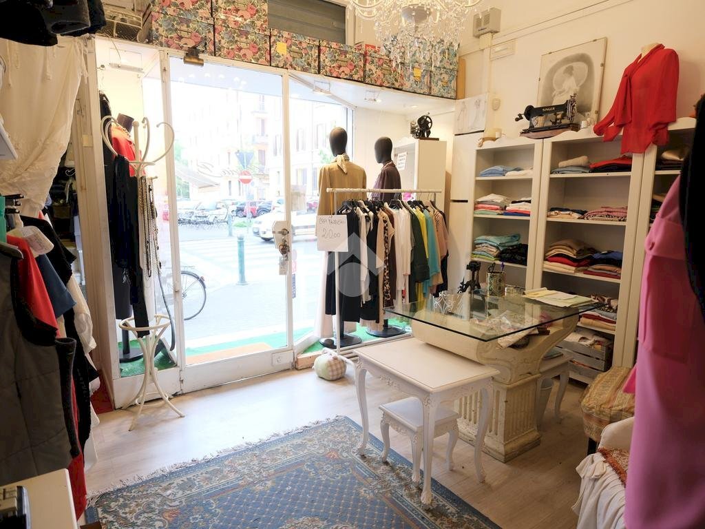 Shop Via Vittorio Veneto, Bologna (neighborhood Saffi) - photo 2