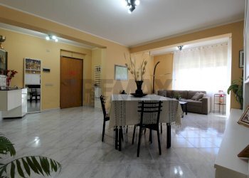 Sala da pranzo - Quadrilocale Via Giuseppe Antonio Borgese
 
26, Catania - foto 4