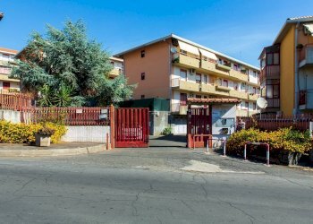 Edificio all\'aperto - Trilocale via san gregorio
 
18, Aci Castello - foto 1