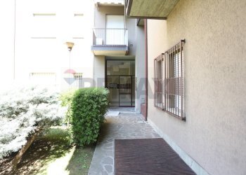 Edificio all\'aperto - Trilocale Via Vittorio veneto
 
57, Bonate Sotto - foto 1