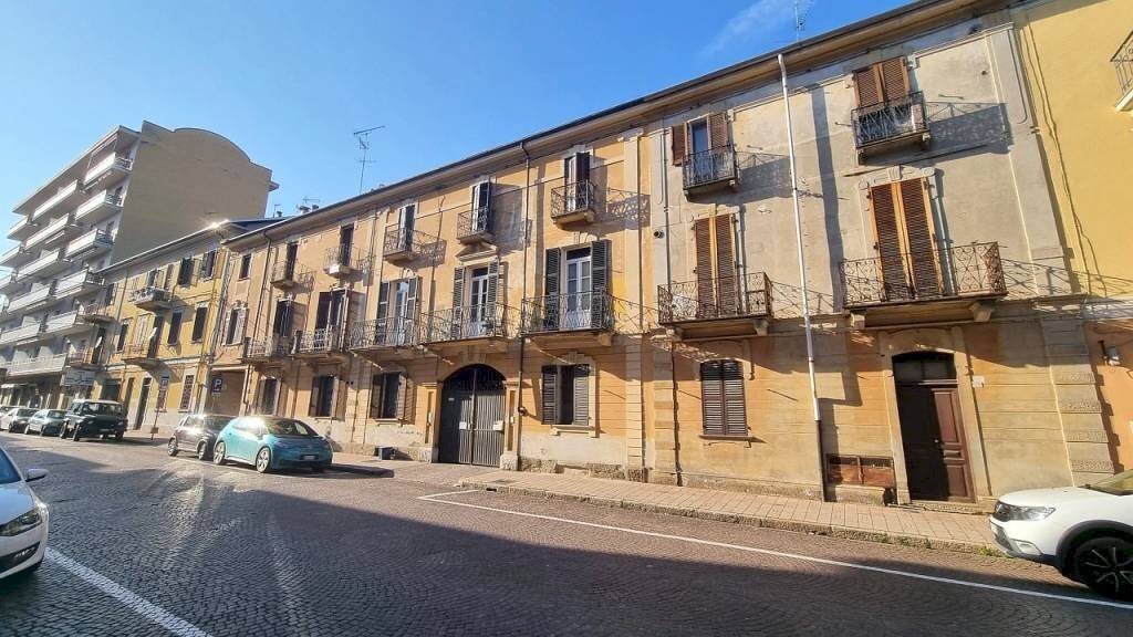 Facciata - Appartamento corso Giuseppe Garibaldi, 108, Gattinara - foto 1