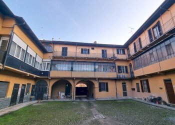 Cortile interno - Appartamento corso Giuseppe Garibaldi, 108, Gattinara - foto 8