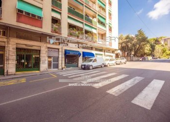 Facciata - Appartamento piazza Stanislao Solari, Genova (zona Marassi) - foto 1