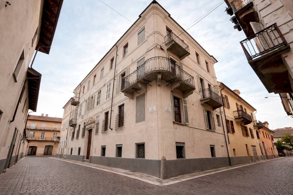 Facciata - Quadrilocale via Conte di Carmagnola, 24, Carmagnola - foto 1