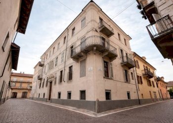 Facciata - Quadrilocale via Conte di Carmagnola, 24, Carmagnola - foto 1