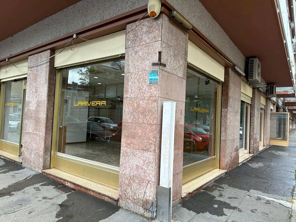 Facciata - Negozio via Luca della Robbia, 10, Torino (zona Pozzo Strada) - foto 1