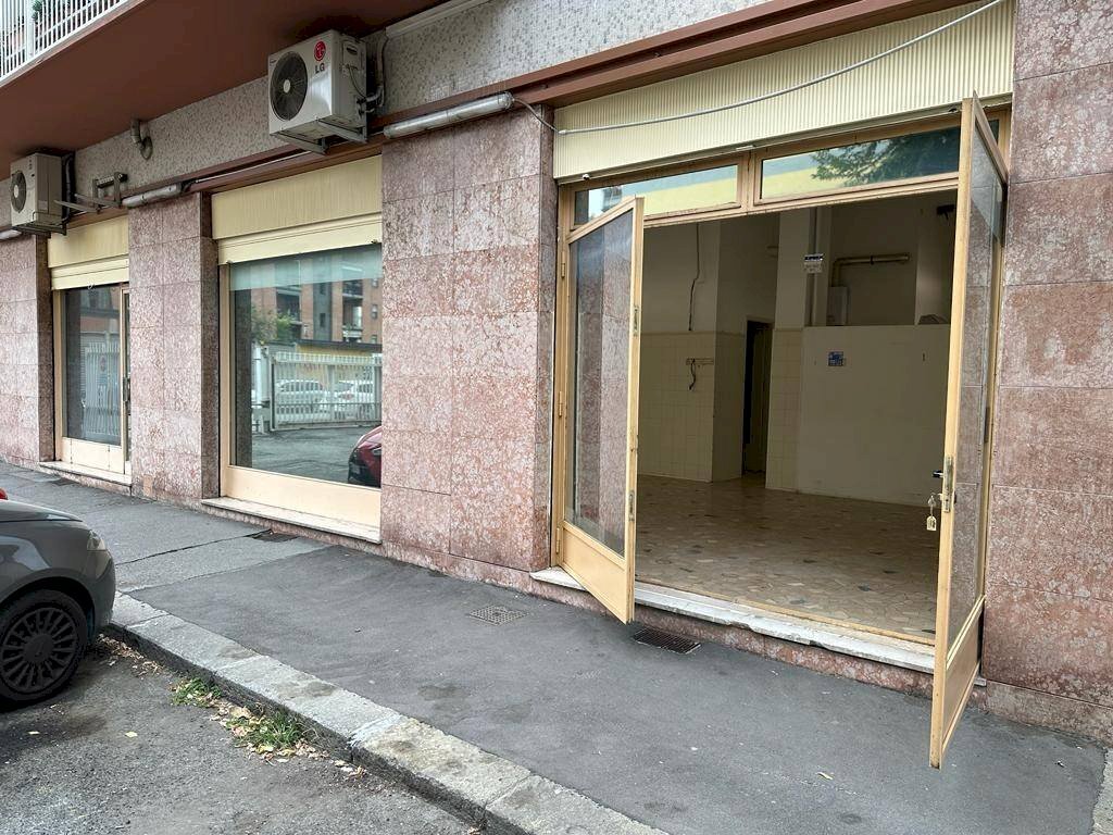 Facciata - Negozio via Luca della Robbia, 10, Torino (zona Pozzo Strada) - foto 2