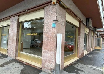 Facciata - Negozio via Luca della Robbia, 10, Torino (zona Pozzo Strada) - foto 1