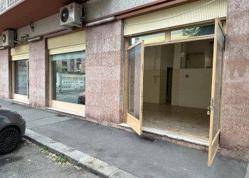 Facciata - Negozio via Luca della Robbia, 10, Torino (zona Pozzo Strada) - foto 2