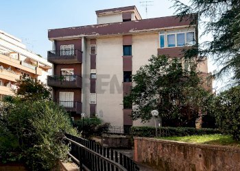 Edificio all\'aperto - Appartamento via Isola Bella, Roma - foto 23