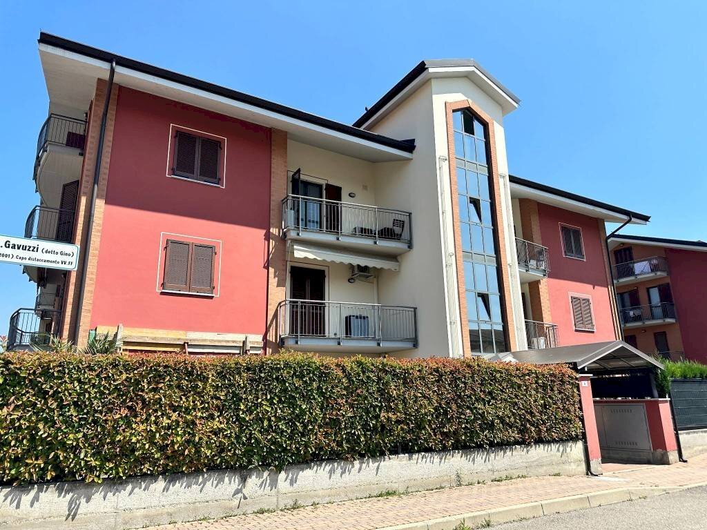 Facciata - Appartamento via Luigi Gavuzzi, Carmagnola - foto 1