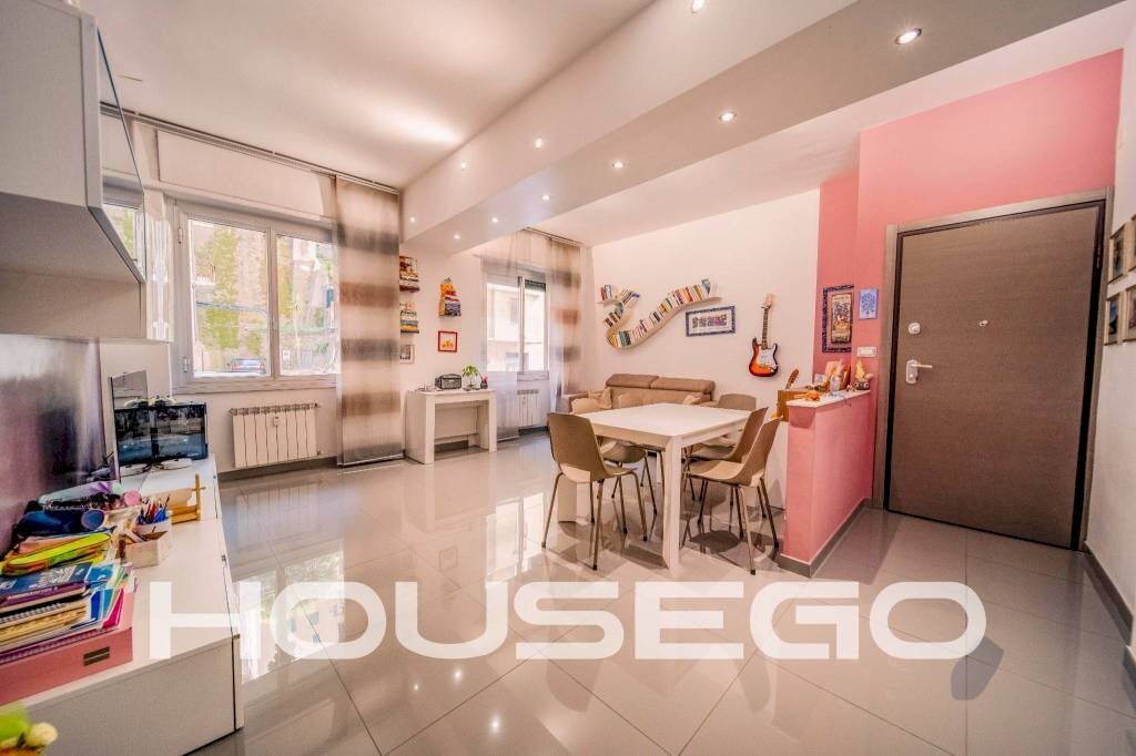 Salone - Appartamento via Leonardo Montaldo, 22, Genova (zona Marassi) - foto 1