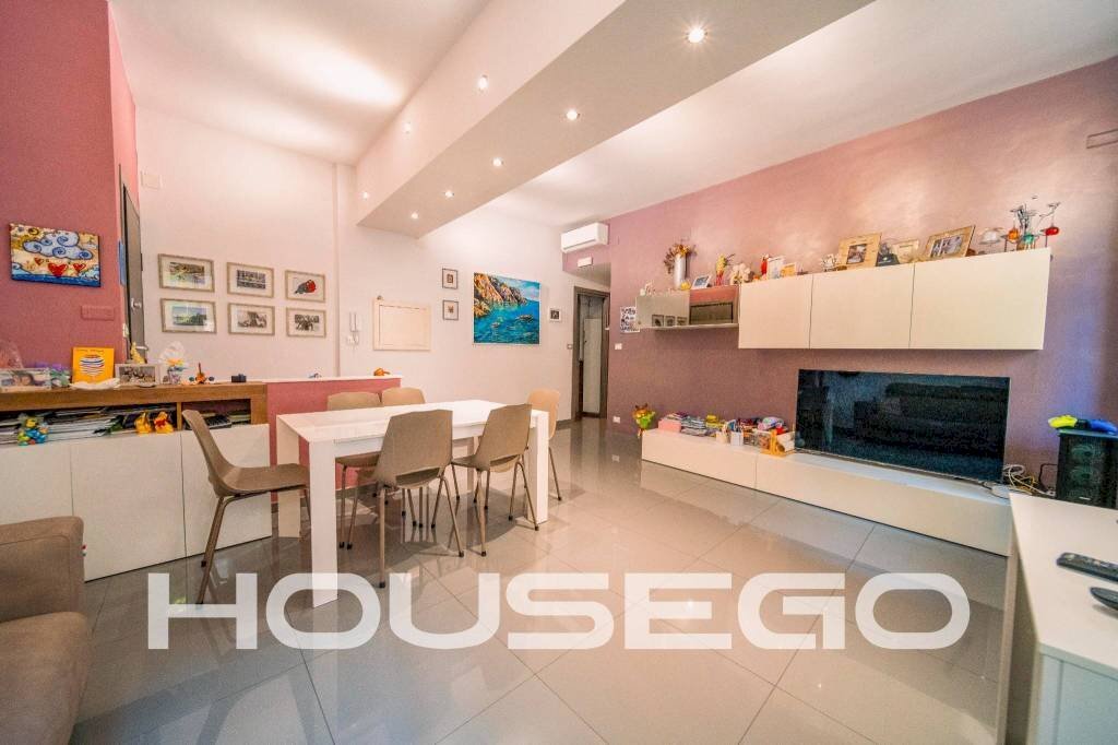 Salone - Appartamento via Leonardo Montaldo, 22, Genova (zona Marassi) - foto 2