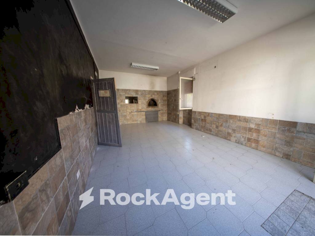 Interno non residenziale - Negozio via Cagliari, 11, Sorso - foto 1