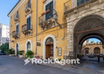Facciata - Negozio via Crociferi, 62, Catania - foto 1