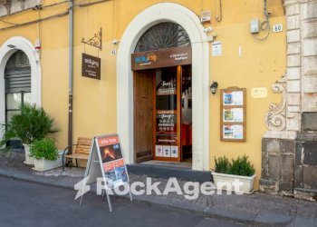 Facciata - Negozio via Crociferi, 62, Catania - foto 2