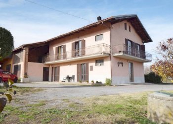 Facciata - Casa indipendente strada Fenogli Castellaro, 2, Villanova Mondovì - foto 1