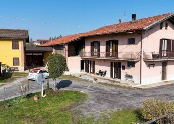 Facciata - Casa indipendente strada Fenogli Castellaro, 2, Villanova Mondovì - foto 2