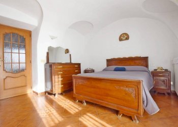 Camera da letto - Casa indipendente strada Fenogli Castellaro, 2, Villanova Mondovì - foto 10