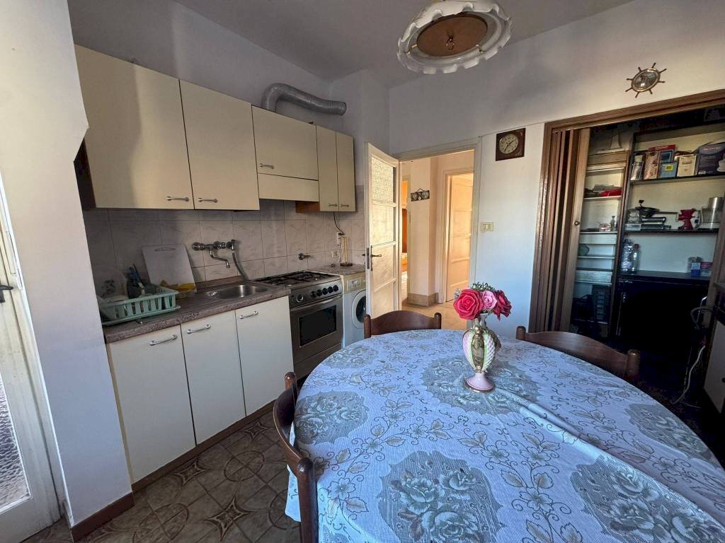 Cucina - Trilocale via Montello, 47, Venaria Reale - foto 3