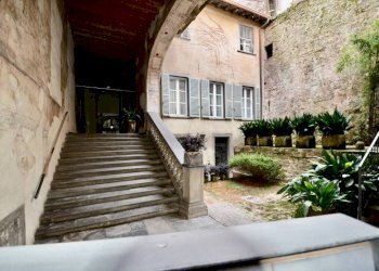 Cortile interno - Two-room apartment piazzetta Guido Zavadini, Bergamo (neighborhood Città Alta) - photo 4