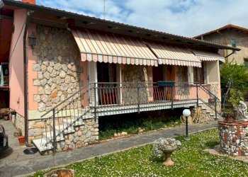 Facciata - Villa via Castagnola di Sotto, Massa - foto 1