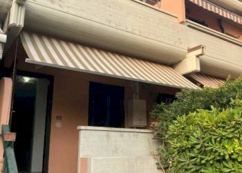 Facciata - Villa a Schiera viale Roma, 383, Massa - foto 1