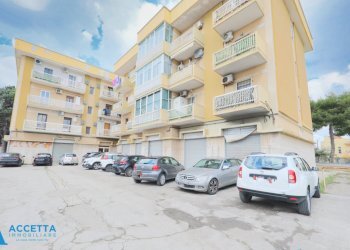 facciata - Locale Commerciale Corso Vittorio Emanuele II 11, Taranto - foto 2