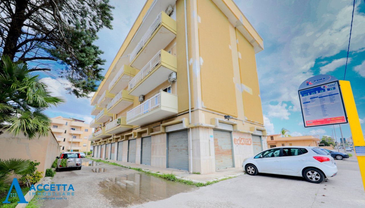 facciata - Locale Commerciale Corso Vittorio Emanuele II 11, Taranto - foto 1