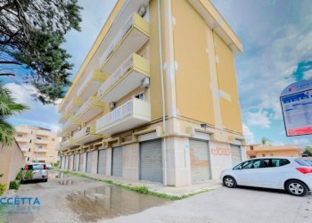 facciata - Locale Commerciale Corso Vittorio Emanuele II 11, Taranto - foto 1